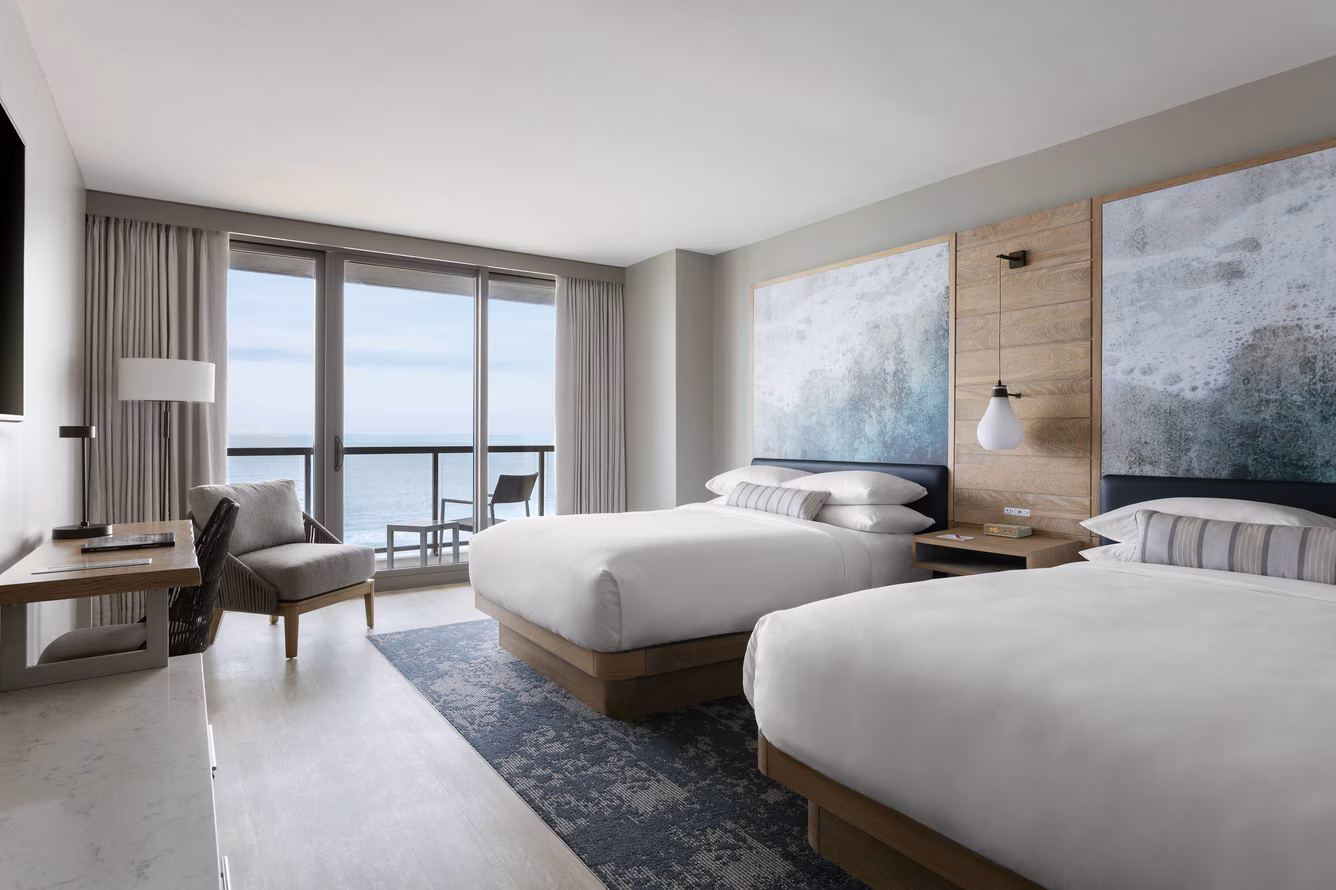 orfmc-queen-guestroom-4562-hor-clsc